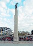 Заляга с червена боя паметника на Незнайния войн в Бургас