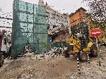 Фасада на сграда се срути върху улица в центъра на София
