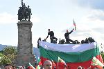 Протестите за и против военна подкрепа за Украйна се преместих пред паметника на Съветската армия