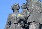 Дрон изсипа синя и жълта боя върху паметника на съветската армия