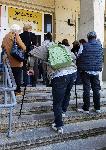 Пенсионери чакат с часове за пенсиите си в Плевен