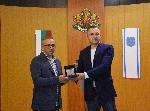 Варна - Кметът Иван Портних връчва почетен плакет на Илиан Илиев