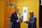 Варна - Кметът Иван Портних връчва почетен плакет на Илиан Илиев