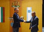 Варна - Кметът Иван Портних връчва почетен плакет на Илиан Илиев