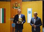 Варна - Кметът Иван Портних връчва почетен плакет на Илиан Илиев