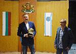 Варна - Кметът Иван Портних връчва почетен плакет на Илиан Илиев