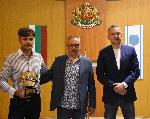 Варна - Кметът Иван Портних връчва почетен плакет на Илиан Илиев
