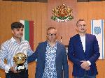 Варна - Кметът Иван Портних връчва почетен плакет на Илиан Илиев