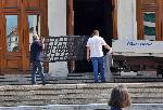Железни решетки пазят парадния вход на парламента