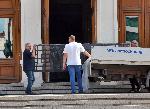 София - Разтоварват железни решетки в Народното събрание