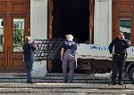София - Разтоварват железни решетки в Народното събрание