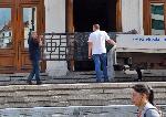 София - Разтоварват железни решетки в Народното събрание