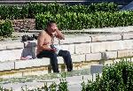 София- Прегорял столичанин се грижи усърдно за хигиената си във фонтана пред НДК