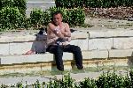 София- Прегорял столичанин се грижи усърдно за хигиената си във фонтана пред НДК