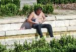 София- Прегорял столичанин се грижи усърдно за хигиената си във фонтана пред НДК