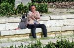 София- Прегорял столичанин се грижи усърдно за хигиената си във фонтана пред НДК