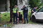 Мъж потроши няколко коли след полицейска гонка, спря на метри от детска площадка