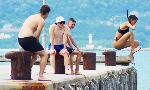 Варна - младежи "борят" жегата със скокове в морето