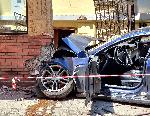 Електрически автомобил Тесла се заби в бар за крафт бира в София