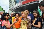 Мая Манолова занесе бутафорни варели за гориво пред Лукойл