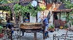 Ути Бъчваров сготви празничен курбан в двора на храм "Свето Успение Богородично" в Несебър