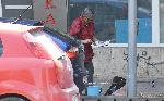 Варна - Жена проповядва с послания залепени по пътни знаци