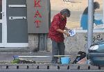 Варна - Жена проповядва с послания залепени по пътни знаци