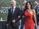 Джеф Безос с приятелката си на премиера в Лондон