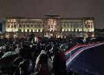 Лондончани се събират пред Бъкингамския дворец да почетат кралица Елизабет II