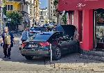 Отнето предимство прати автомобил във витрината на магазин в центъра на София