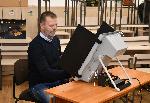 Стойчо Младенов пусна своята бюлетина в ранни зори