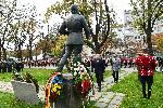 Поднасяне на венци и цветя пред Паметника на летеца