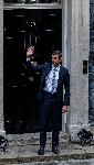 Лондон - Даунинг стрийт 10 - Руши Сунак влиза в резиденцията