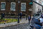 Лондон - Даунинг стрийт 10 - Руши Сунак влиза в резиденцията