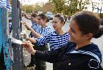 Млади курсанти боядисват оградата на  ВВМУ във Варна
