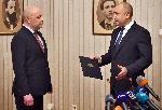 София - Президентът Румен Радев връчи първия проучвателен мандат за съставяне на правителство на ГЕРБ-СДС