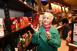 София - Чашите с празничен дизайн на Starbucks®вече са във всички кафенета в България