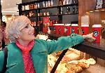 София - Чашите с празничен дизайн на Starbucks®вече са във всички кафенета в България