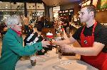 София - Чашите с празничен дизайн на Starbucks®вече са във всички кафенета в България