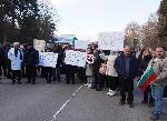 Варна -  Служителите в Белодробната болница във Варна излязоха на протест.
