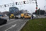 Микробус се заби в стълб на голямо столично кръстовище, по чудо няма пострадали
