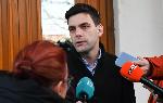 Никола Минчев даде изявление пред служебния вход на Парламента