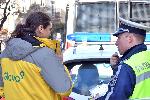 София - Младши инспектор Алек Каленски съставя акт на нарушител пред сградата на ЕС<br />