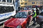 София - Младши инспектор Алек Каленски съставя акт на нарушител пред сградата на ЕС<br />