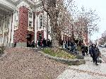 Опашки от желаещи да купят билети за спектакли с участието на Джон Малкович