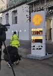 Активисти на "Грийнпис" протестират пред сградата на  петролната компания "Shell" в Лондон