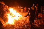 Огромна огнена клада лумна във  варненското село Приселци за обичая „Пали кош"