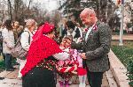Малчугани украсиха с мартеници дърветата в Ямбол