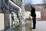 Вицепрезидентът Илияна Йотова положи венец пред стената на българските праведници на света в 134-то СОУ в София