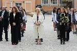 София - Вицепрезидентът Илияна Йотова положи венец пред стената на българските праведници на света в 134 СОУ<br />